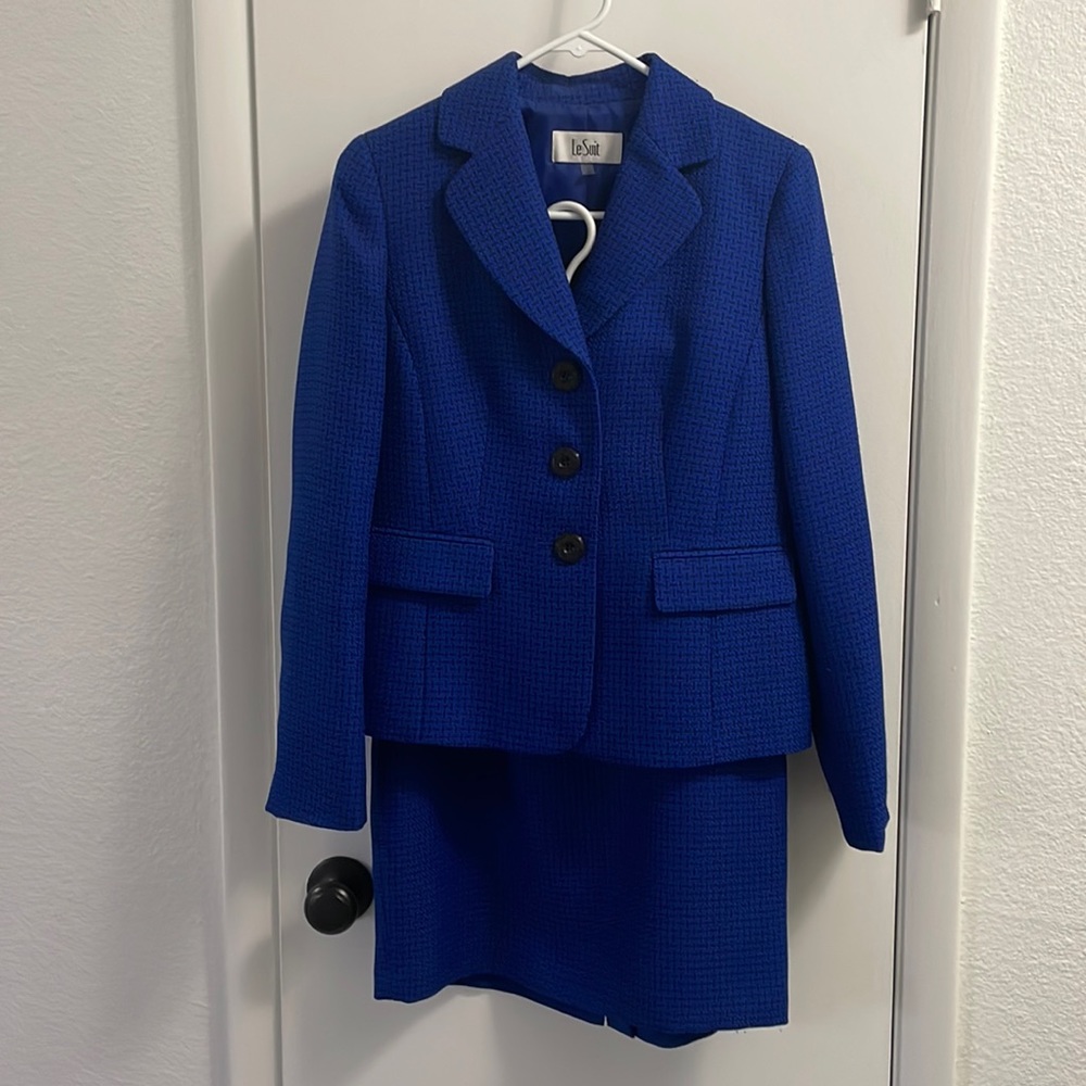 Size 4 Le Suit skirt and blazer set